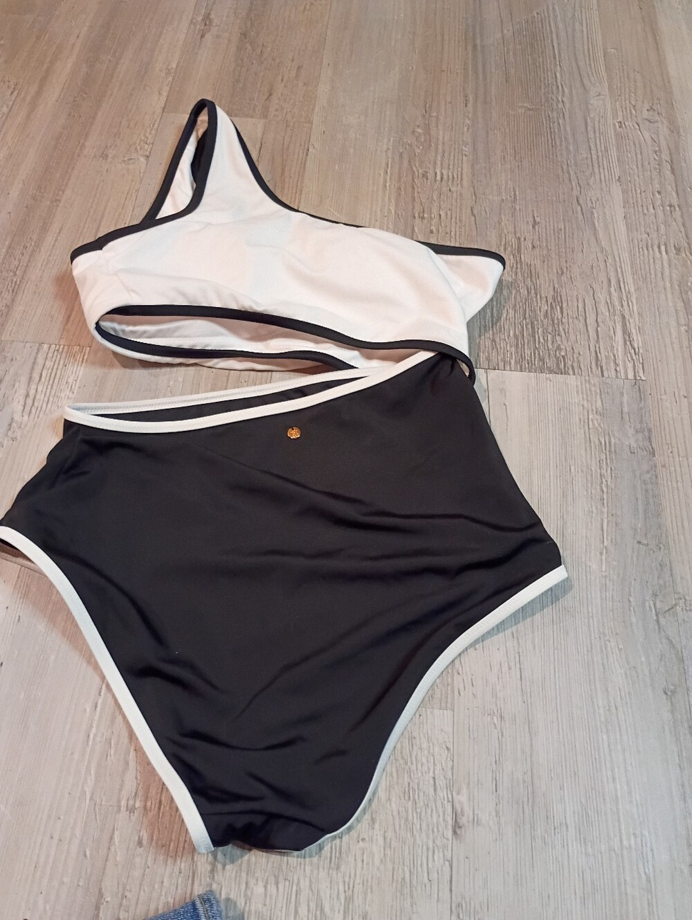 Victoria Secret - Picture 3 of 5